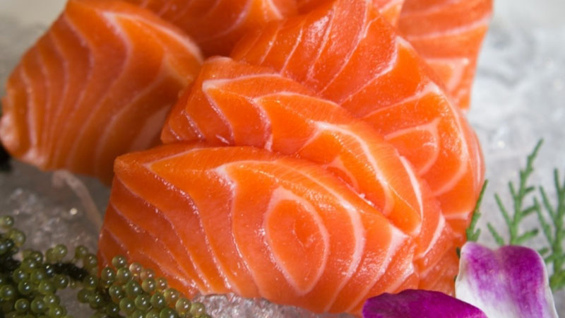 Cá hồi là cái tên không thể thiếu trong danh sách những thực phẩm hàng đầu dùng trong chế độ giảm Low Carb