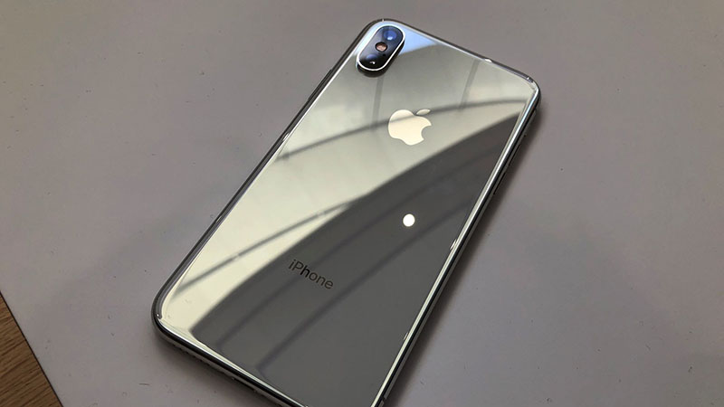 Chiếc iPhone XS Max có màn hình lớn nhất từ trước đến nay. Nó được đánh giá cao về hiệu suất và sử dụng được màu đen cực kỳ đẹp mắt. Nếu bạn đang tìm kiếm một chiếc điện thoại thông minh chất lượng, đây chắc chắn là sự lựa chọn tốt nhất. Hãy xem ảnh và cảm nhận sự khác biệt của nó.
