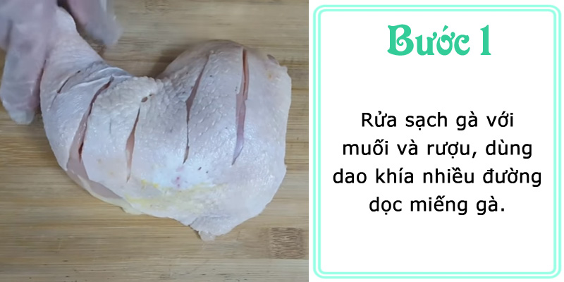 Rửa sạch gà với muối và rượu, dùng dao khía nhiều đường dọc miếng gà
