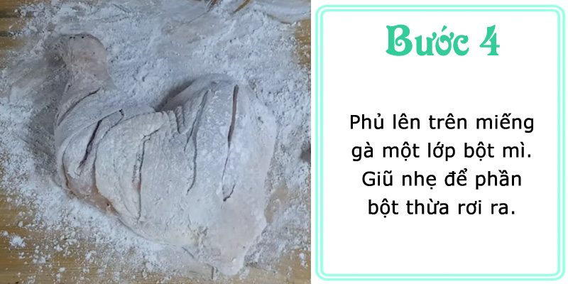 Phủ lên trên miếng gà một lớp bột mì, giũ nhẹ cho phần bột thừa rơi ra