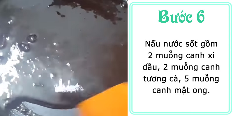 Nấu nước sốt gồm 2 muỗng canh xì dầu, 2 muỗng canh tương cà, 5 muỗng canh mật ong