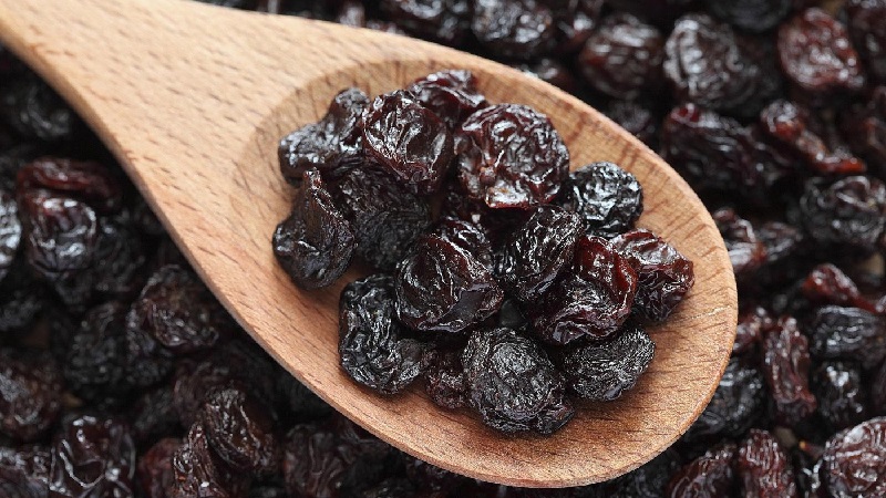 Nho đen khô là thực phẩm giúp cơ thể hấp thu chất sắt tốt hơn