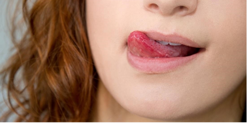 Trái với suy nghĩ rằng liếm môi là để đôi môi được tăng cường độ ẩm, hành động này càng khiến môi khô nhanh và trầm trọng hơn Trái với suy nghĩ rằng liếm môi là để đôi môi được tăng cường độ ẩm, hành động này càng khiến môi khô nhanh và trầm trọng hơn