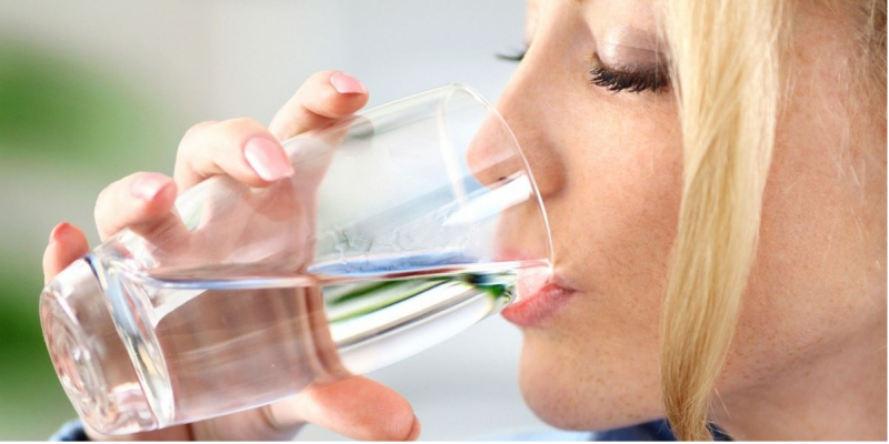Uống đủ nước giúp cung cấp đủ độ ẩm và giữ cho đôi môi luôn mềm mại, không bị khô hay bong tróc