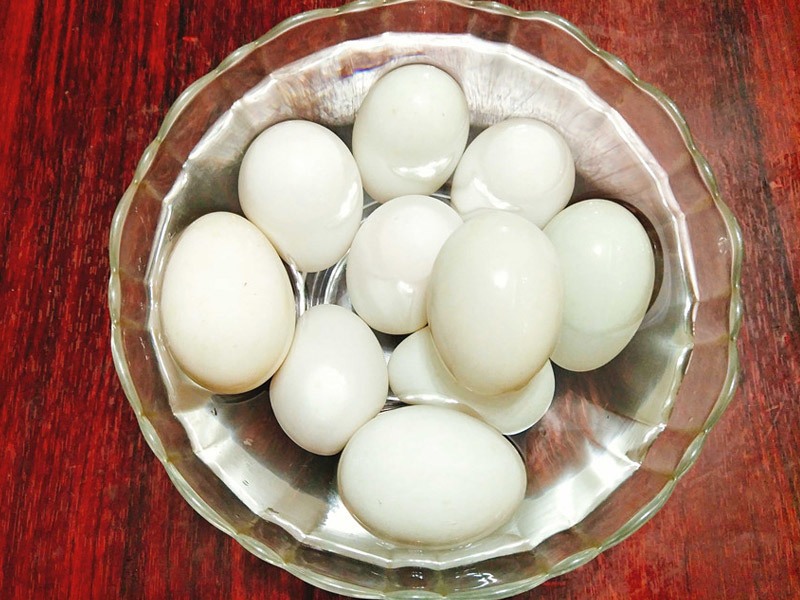 Bước 1 Sơ chế trứng Trứng muối ướt