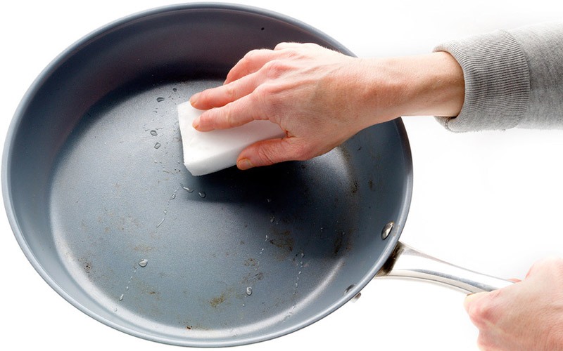 Tại sao không được rửa chảo chống dính ngay sau khi nấu?