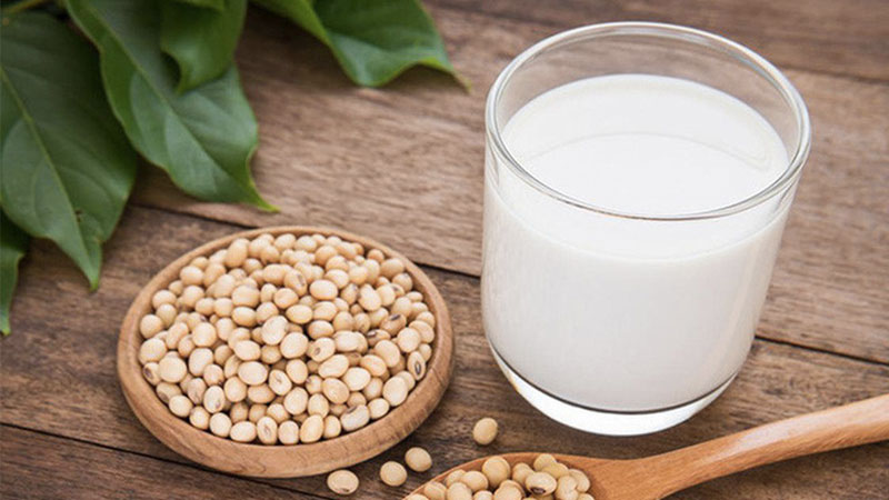 Uống sữa đậu nành vào buổi tối trước khi đi ngủ hỗ trợ giảm cân