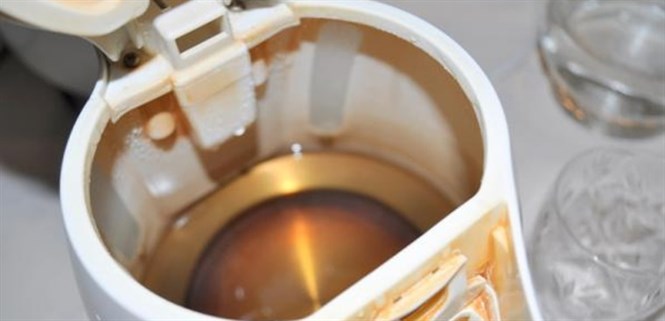 Vì sao bình đun siêu tốc dùng lâu ngày bị đen? Có nguy hại gì không?