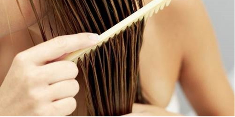 Chải tóc khi tóc còn ướt khiến tóc rụng nhiều hơn bình thường