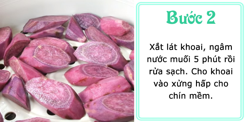 Xắt lát khoai, ngâm nước muối 5 phút rồi rửa sạch. Cho khoai vào xửng hấp cho chín mềm