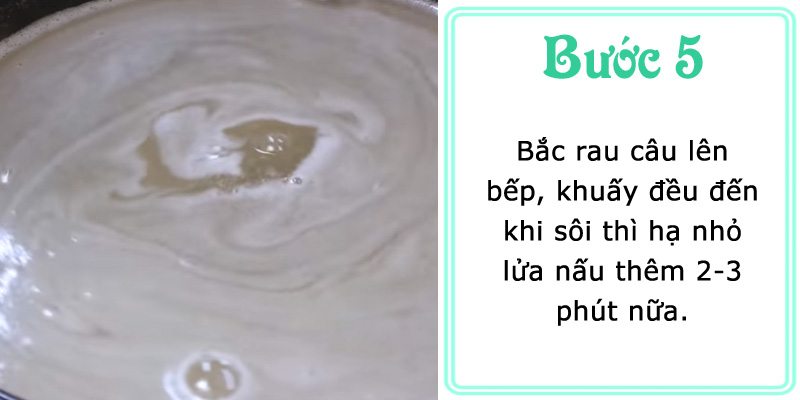Bắc rau câu lên bếp, khuấy đều đến khi sôi thì hạ nhỏ lửa nấu 2-3 phút nữa