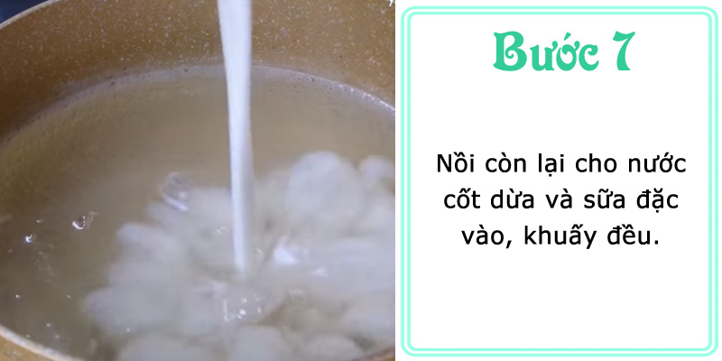 Nồi còn lại cho nước cốt dừa và sữa đặc vào, khuấy đều