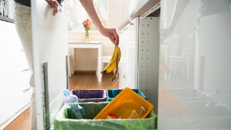 Thùng rác bên trong tủ bếp tạo nên sự bất tiện cho người dùng