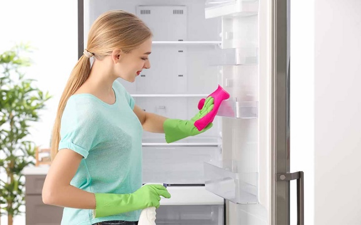Lau chùi, vệ sinh tủ lạnh định kỳ tránh tình trạng cửa tủ bị hở
