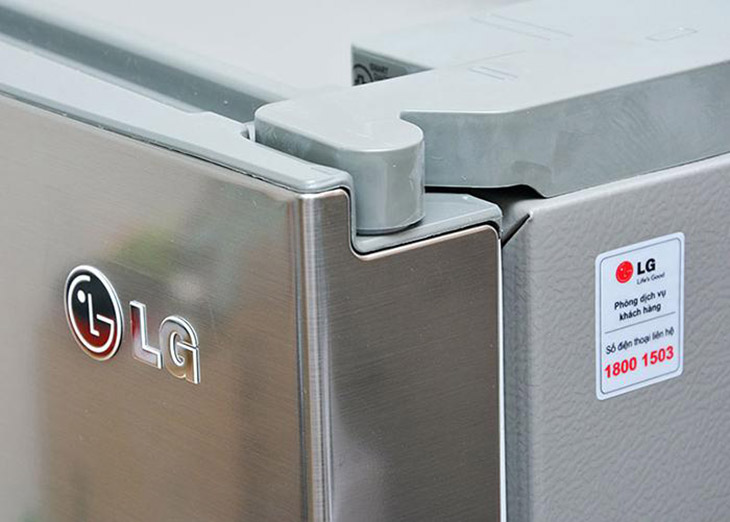 Misaligned refrigerator hinges