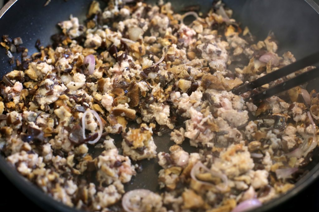 Bước 2: Trộn đều thịt xay với nấm hương và mộc nhĩ. Nêm chút muối hoặc gia vị. Láng một chút dầu ăn lên chảo, để lửa vừa. Cho hành hương vào phi thơm, rồi cho thịt xay với các loại nấm khô vào xào săn.