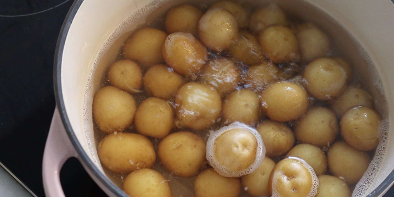 Luộc chín khoai tây Luộc chín khoai tây