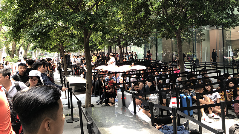 xếp hàng mua iphone