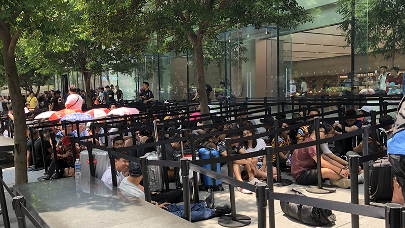 xếp hàng mua iphone