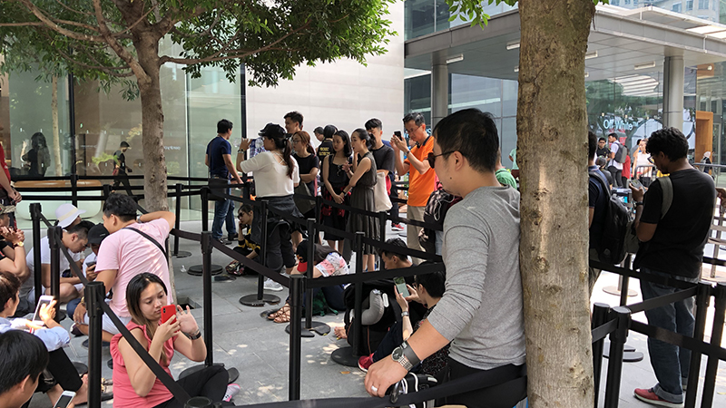 xếp hàng mua iphone