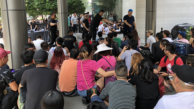 xếp hàng mua iphone