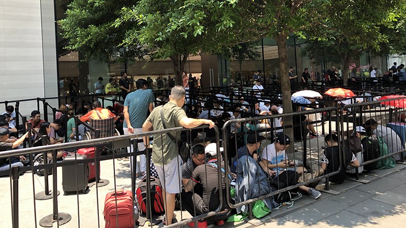 xếp hàng mua iphone