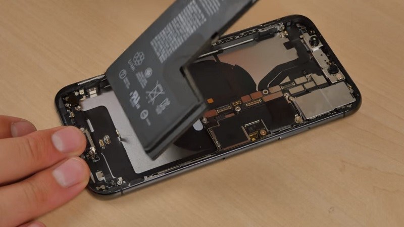 iPhone Xs lên bàn mổ: Pin chữ L, cảm biến máy ảnh lớn, bo mạch rất tinh tế