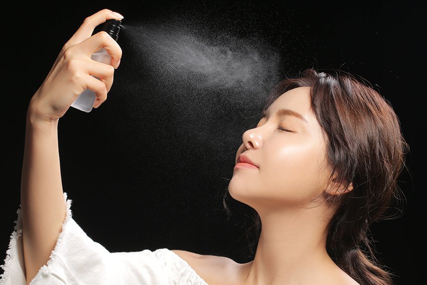 You can use a mineral spray to rebalance the skin's moisture from 10 to 12%.