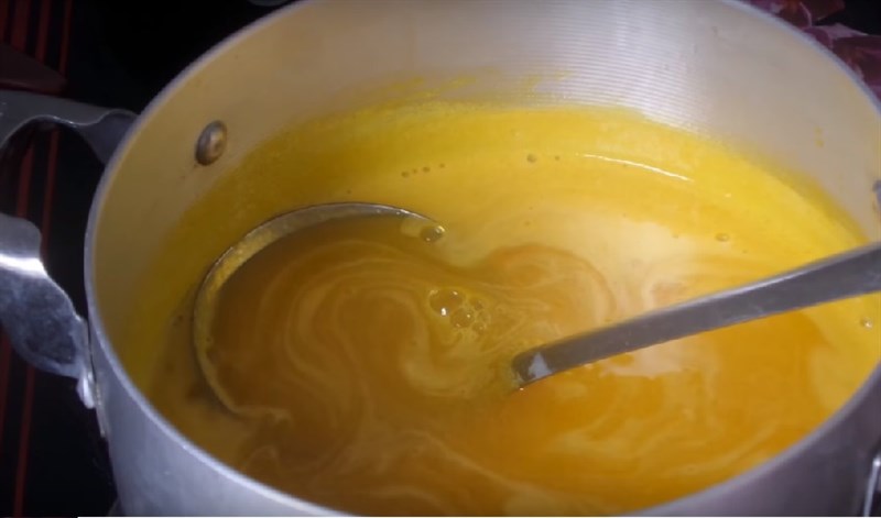 Nấu nước cam khoảng 10 phút