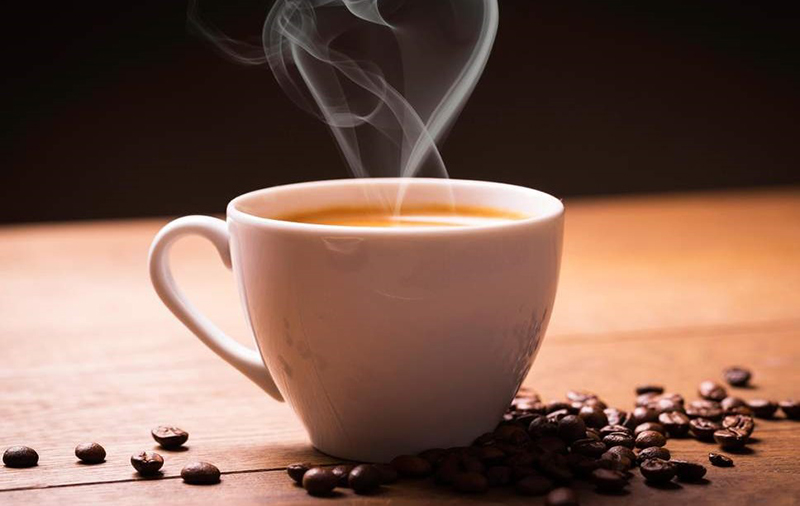 Đồ uống chứa caffein như cà phê sẽ khiến hội chứng tiền kinh nguyệt (gồm các triệu chứng như tức ngực, đau vùng xương chậu, đau bụng dưới...) trở nên nặng hơn.