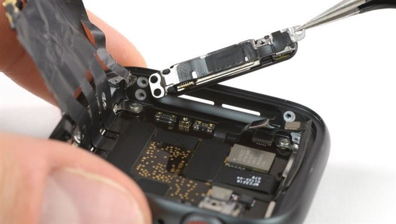 Apple Watch Series 4 lên bàn mổ: Pin lớn hơn, sắp xếp tinh tế hơn