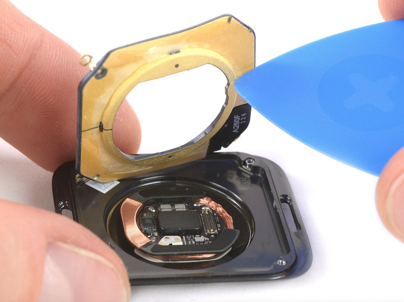 Apple Watch Series 4 lên bàn mổ: Pin lớn hơn, sắp xếp tinh tế hơn