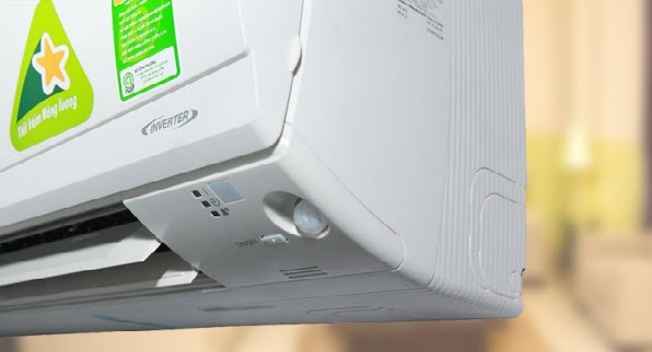 Mở máy lạnh không cần remote bằng nút nguồn trên dàn lạnh