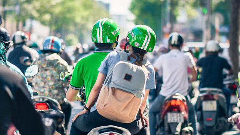 Muốn chạy xe ôm Grab, Go-Viet thì nên mua smartphone nào?