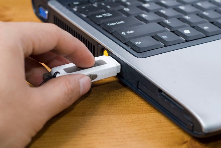 Tháo các thiết bị kết nối từ bên ngoài với laptop như USP, Wifi, loa,...