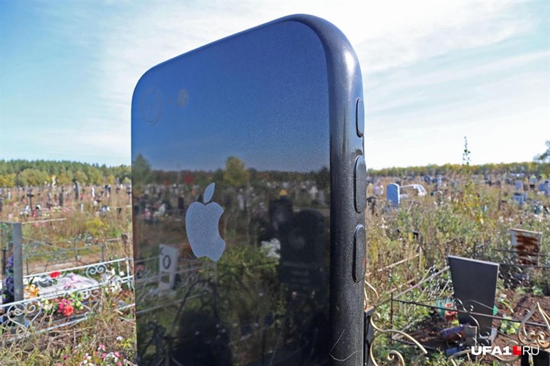 Bia mộ iPhone 7 này cũng mô phỏng đầy đủ các phím bấm vật lý trên sản phẩm của Apple Bia mộ iPhone 7 này cũng mô phỏng đầy đủ các phím bấm vật lý trên sản phẩm của Apple
