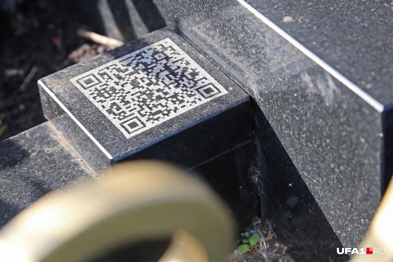 Thậm chí tại mộ phần còn in cả mã QR Thậm chí tại mộ phần còn in cả mã QR
