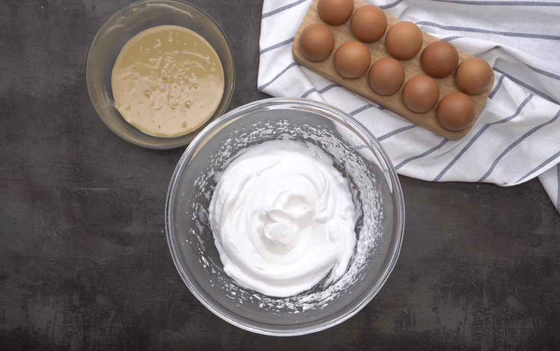 Đánh bông 5 lòng trắng trứng với tốc độ vừa đến khi trứng nổi bọt khí to cho từ từ 75 gr đường vào, tăng chế độ đánh nhanh đến khi trứng bông, nhấc đồ đánh trứng lên tạo chóp dẻo là vừa.