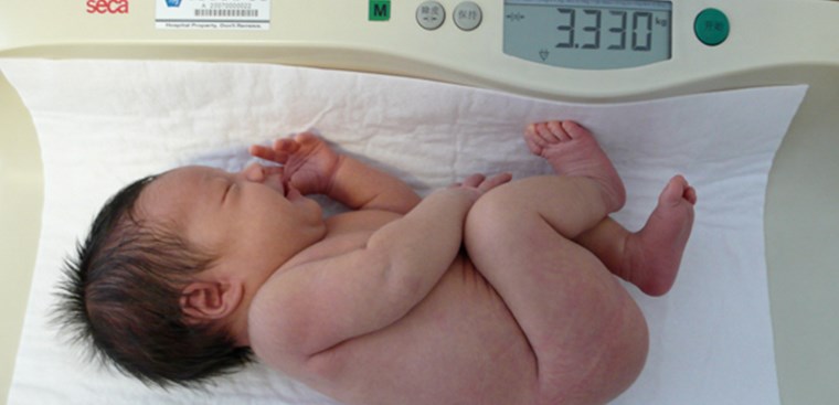 Trẻ sơ sinh cân nặng bao nhiêu thì tốt?