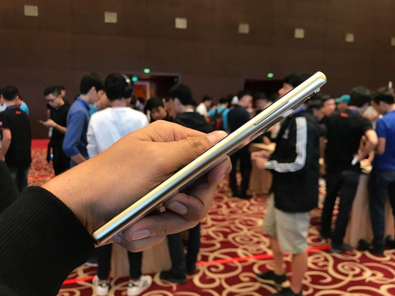 Trên tay nhanh Bphone 3 Pro: Chip Snapdragon 660, camera đơn xóa phông, giá 10 triệu