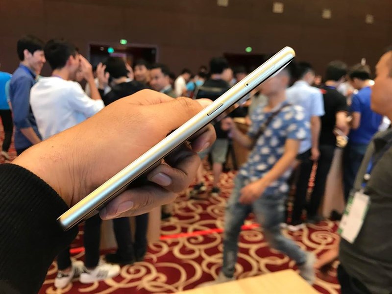 Trên tay nhanh Bphone 3 Pro: Chip Snapdragon 660, camera đơn xóa phông, giá 10 triệu