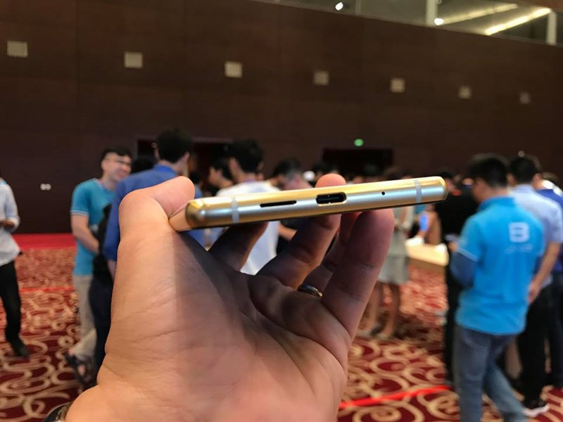 Trên tay nhanh Bphone 3 Pro: Chip Snapdragon 660, camera đơn xóa phông, giá 10 triệu