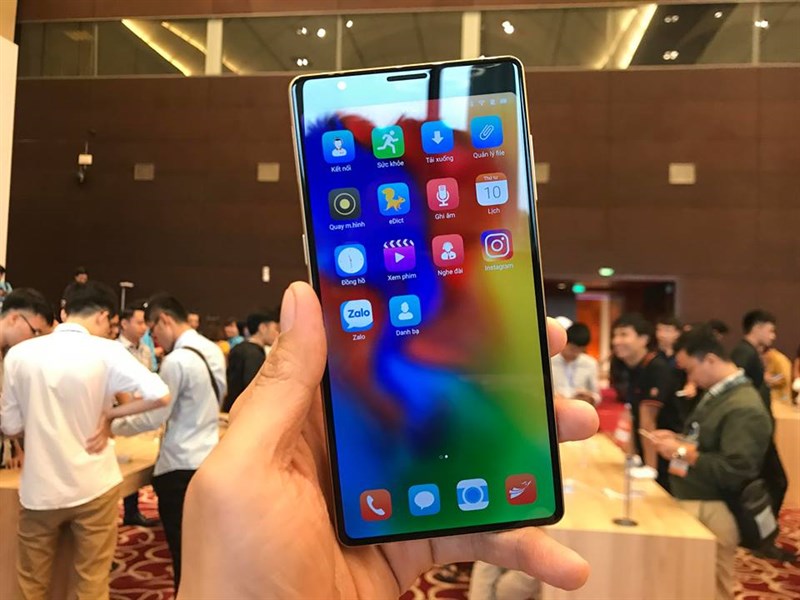 Trên tay nhanh Bphone 3 Pro: Chip Snapdragon 660, camera đơn xóa phông, giá 10 triệu Trên tay nhanh Bphone 3 Pro: Chip Snapdragon 660, camera đơn xóa phông, giá 10 triệu
