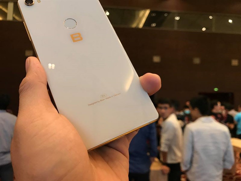 Trên tay nhanh Bphone 3 Pro: Chip Snapdragon 660, camera đơn xóa phông, giá 10 triệu