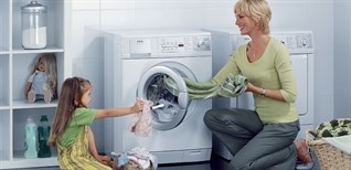 Bỏ thêm quần áo khi máy giặt cửa trước đang hoạt động có được không?