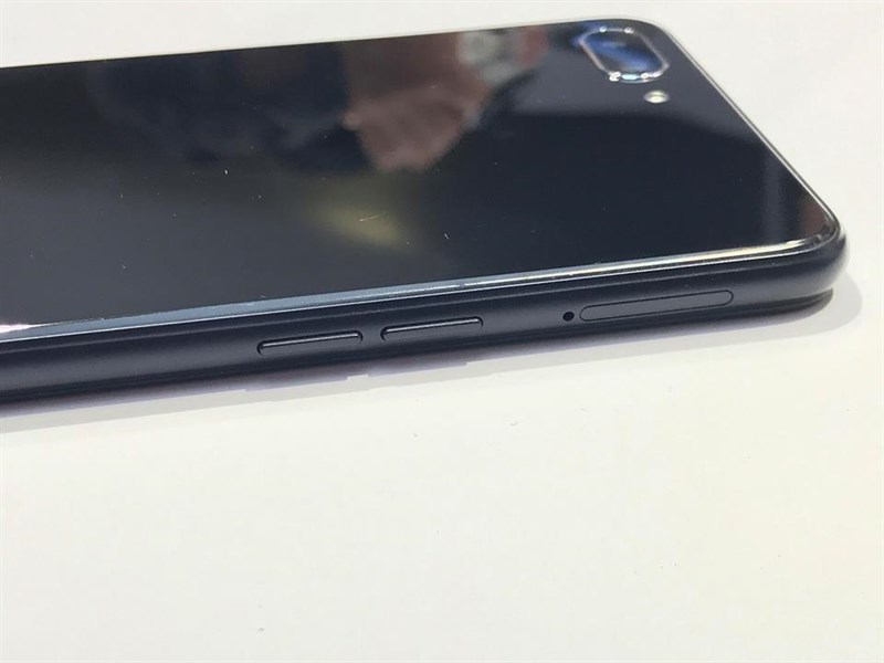 Trên tay nhanh Realme C1: Màn hình tai thỏ, cam kép, pin 4.230 mAh, giá 2.5 triệu