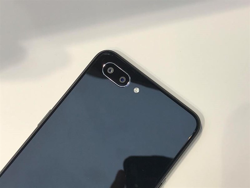 Trên tay nhanh Realme C1: Màn hình tai thỏ, cam kép, pin 4.230 mAh, giá 2.5 triệu