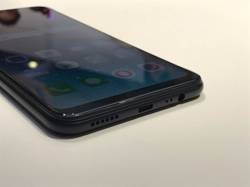 Trên tay nhanh Realme C1: Màn hình tai thỏ, cam kép, pin 4.230 mAh, giá 2.5 triệu