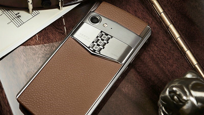 Vertu Aster P ra mắt: Lưng da cá sấu, màn Sapphire, 