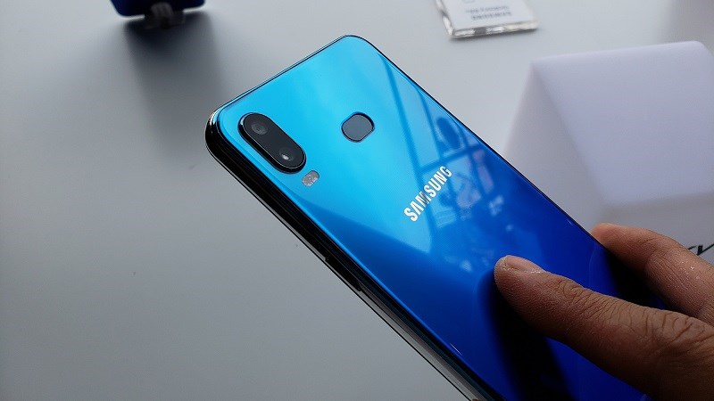 Galaxy A6s lộ nhiều ảnh trên tay người dùng trước giờ ra mắt